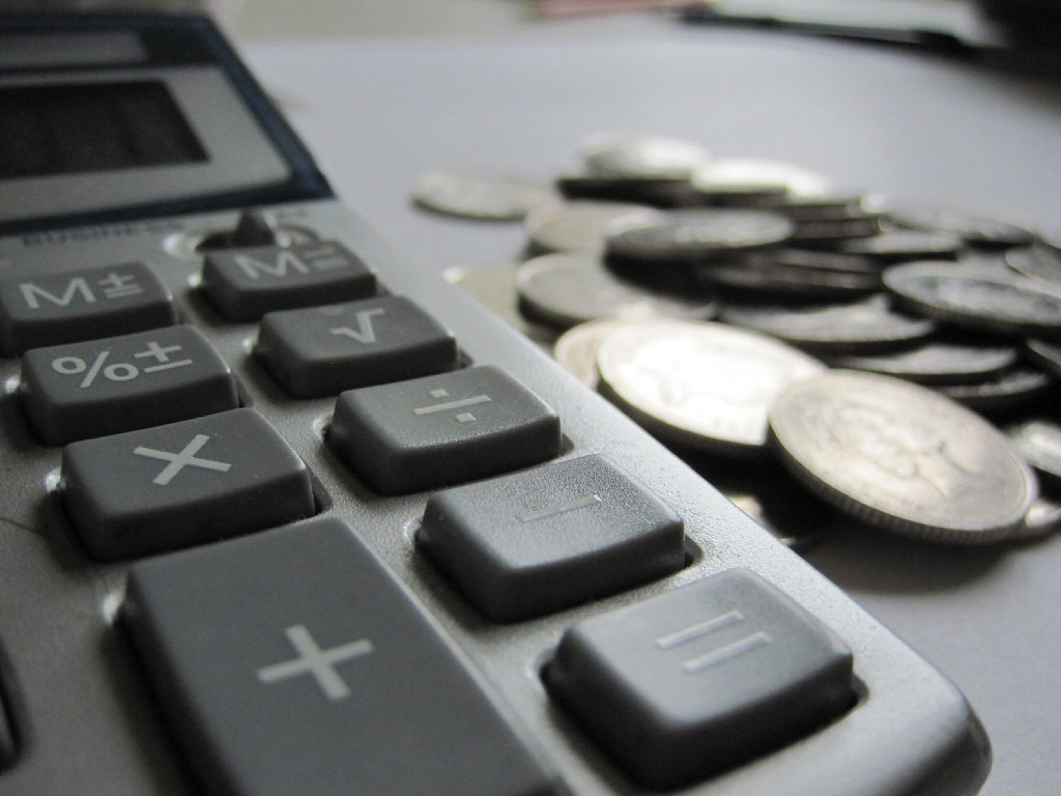 Calculadora ao lado de moedas