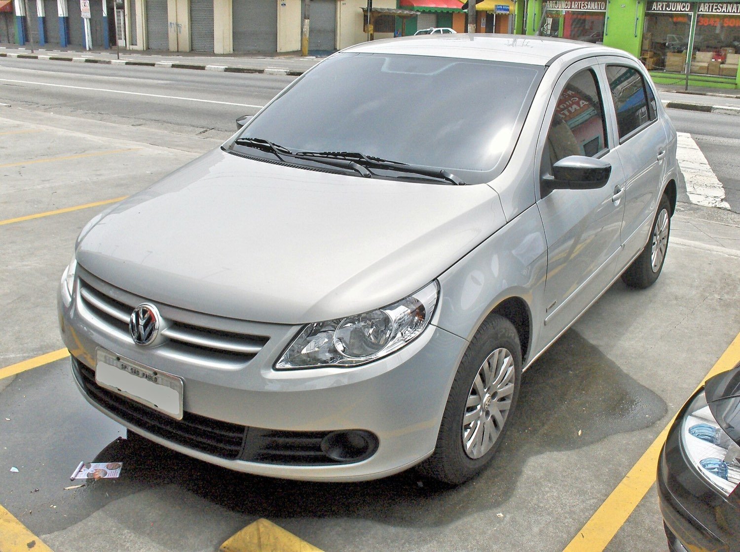 Carro popular estacionado em uma rua